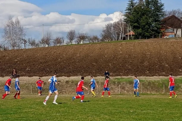 USTANIK KAPLAREVIĆ: Sve je bilo rešeno nakon pola sata igre - fudbaler Takovskog ustanka sa dva gola rastužio domaćina! (FOTO GALERIJA)
