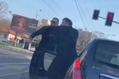 'AJDE IZAĐI, ŠTA JE BILO, BRE?  Dva vozača se POBILA usred bela dana, zaustavili saobraćaj, narod POBESNEO! (VIDEO)