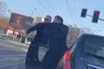 'AJDE IZAĐI, ŠTA JE BILO, BRE?  Dva vozača se POBILA usred bela dana, zaustavili saobraćaj, narod POBESNEO! (VIDEO)