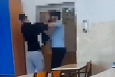 OVO JE HOROR! Pogledajte tuču nastavnika u učenika u osnovnoj školi u Podgorici! DOK SE ONI MLATE, DIREKTORKA SE LJUTI ŠTO JOJ SE PREKIDA POPODNEVNI ODMOR! (VIDEO)
