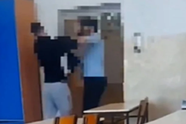 OVO JE HOROR! Pogledajte tuču nastavnika u učenika u osnovnoj školi u Podgorici! DOK SE ONI MLATE, DIREKTORKA SE LJUTI ŠTO JOJ SE PREKIDA POPODNEVNI ODMOR! (VIDEO)