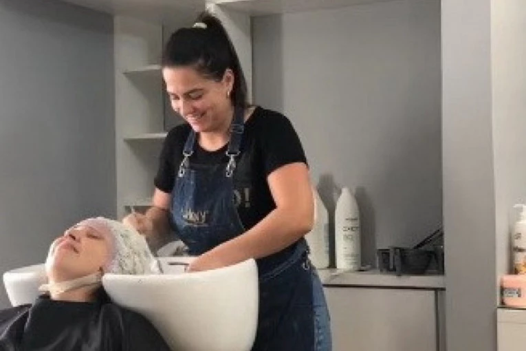 OTIŠLA JE U SALON DA URADI PRAMENOVE, PA DOŽIVELA ŠOK: Ovo je najgora noćna mora svake žene, a tek da vidite reakciju frizerke! (VIDEO)