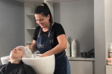 OTIŠLA JE U SALON DA URADI PRAMENOVE, PA DOŽIVELA ŠOK: Ovo je najgora noćna mora svake žene, a tek da vidite reakciju frizerke! (VIDEO)