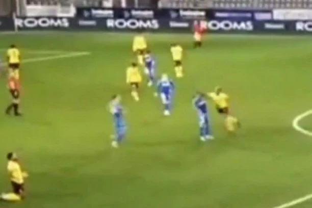 SPAVAŠ LI MIRNO, FJURI? Skandal EPSKIH razmera! Saigrač Srba NOKAUTIRAO rivala, pa otišao u POLICIJU i uradio OVO! (VIDEO)