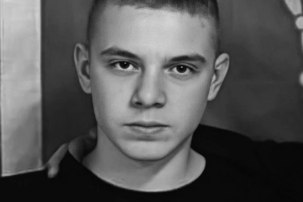 "UDARILA GA JE KOLIMA I GLEDALA KAKO UMIRE!" Potresna ispovest oca nastradalog Luke (15): "Snimala se i pevala dok je moj sin leteo u vazduh"