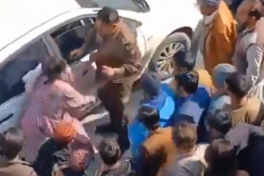 SRAMOTO, ŠTA TI TO PIŠE NA HALJINI? Užasne scene na ulici, desetine muškaraca ŠAMARALI I TUKLI ŽENU, a onda je u rulju uletela hrabra policajka (VIDEO)
