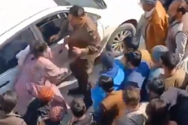 SRAMOTO, ŠTA TI TO PIŠE NA HALJINI? Užasne scene na ulici, desetine muškaraca ŠAMARALI I TUKLI ŽENU, a onda je u rulju uletela hrabra policajka (VIDEO)