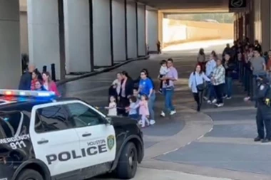 ŠIZOFRENA ŽENA PUCALA NA VERNIKE U CRKVI, BOLESNOG SINA KORISTILA KAO ŽIVI ŠTIT! Krenula da rešeta policajce, pa im vikala: Imam BOMBU! (VIDEO)