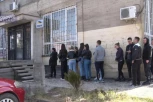 MLADI LJUDI ČEKAJU U REDU DA DOBIJU SVOJA PRIMANJA: Poslednja isporuka bila pre mesec dana!