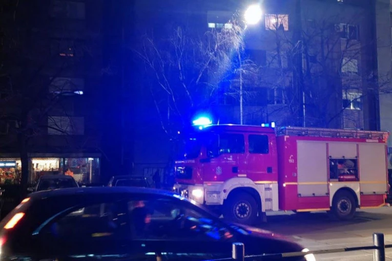 VELIKI POŽAR U ZGRADI U CENTRU BEOGRADA! Vatrogasci se bore sa plamenom, stanari hitno evakuisani!