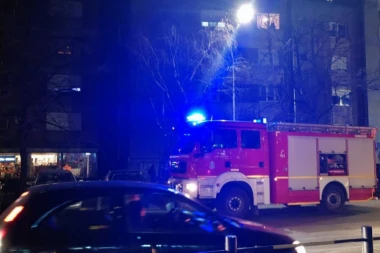 VELIKI POŽAR U ZGRADI U CENTRU BEOGRADA! Vatrogasci se bore sa plamenom, stanari hitno evakuisani!
