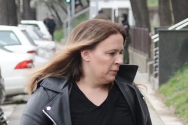 ŽENA VELJE NEVOLJE NAVUKLA KAPULJAČU KAO HULIGAN: Šok slika iz Ustaničke!