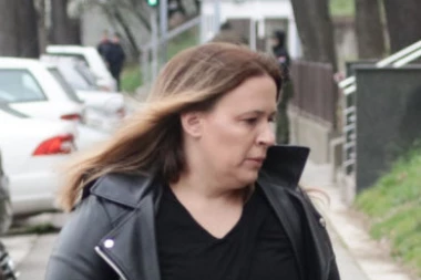 ŽENA VELJE NEVOLJE NAVUKLA KAPULJAČU KAO HULIGAN: Šok slika iz Ustaničke!