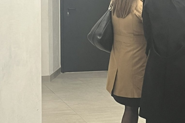 Miljana Kecmanović okrenula leđa kamermanu 