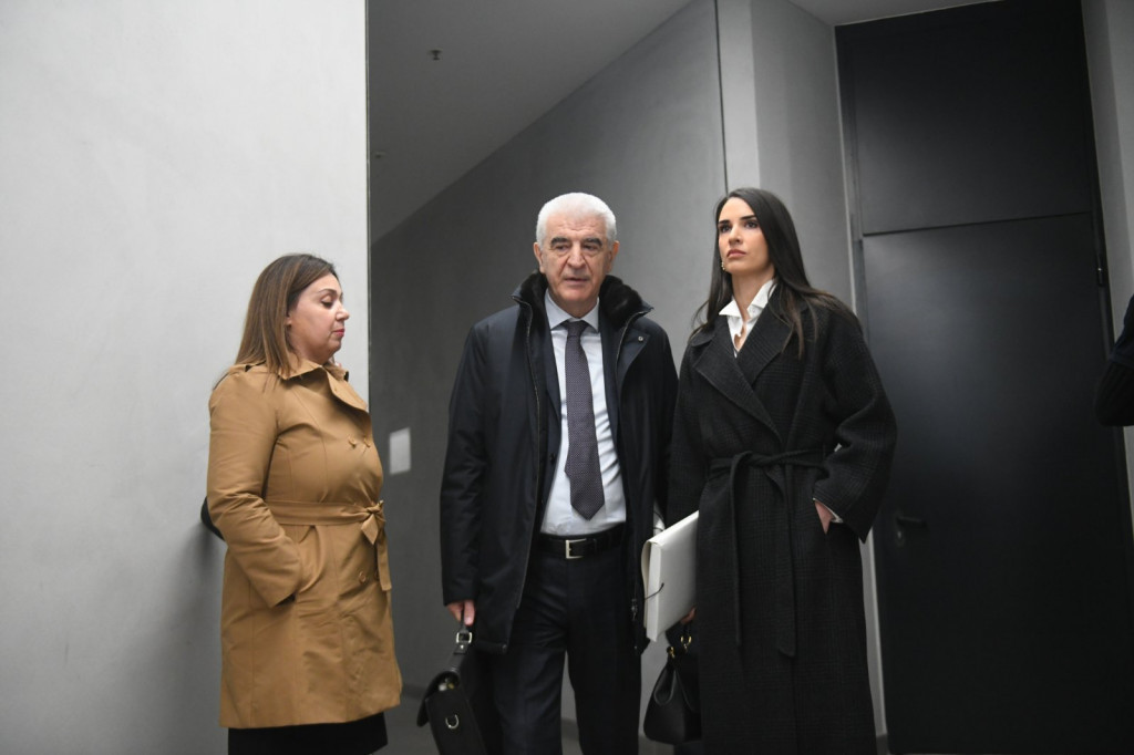 Miljana Kecmanović stoji sa advokatima ispred sudnice 