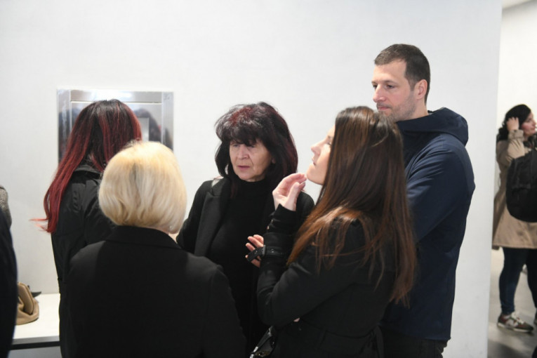 Sestra ubijenog Dragana Vlahovića, čuvara škole, razgovara sa roditeljima ubijene dece