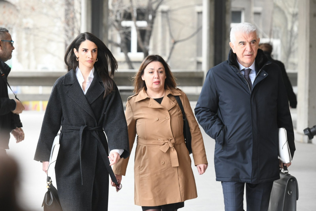 Miljana Kecmanović stigla na sud u pratnji advokata