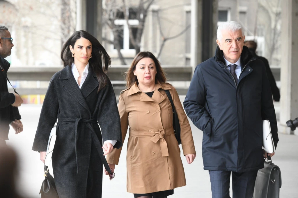 MILJANA KECMANOVIĆ STIGLA FUL SREĐENA NA SUD: Stala pred očajne roditelje UBIJENE DECE u "Ribnikaru", spremna kao za modnu pistu!