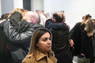 JECAJI RODITELJA ODJEKUJU PALATOM PRAVDE! Dok oni tuguju, majka dečaka monstruma ušetala u sudnicu DIGNUTE glave! (FOTO, VIDEO)