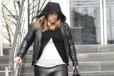 KAKVA TRANSFORMACIJA! ŽENA VELJKA BELIVUKA DRASTIČNO PROMENILA IZGLED! Prošli put na suđenje došla u KOŽI od glave do pete, a danas... ŠOK! (FOTO)