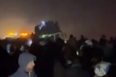 (UZNEMIRUJUĆE) NEZAPAMĆEN ZLOČIN U GAZI: Izraelci pucali na palestinske civile koji su čekali humanitarnu pomoć (VIDEO)