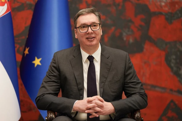 "VI STE STUB PORODICE I DRŽAVE'" Predsednik Vučić uputio čestitku svim damama za 8. mart (FOTO)