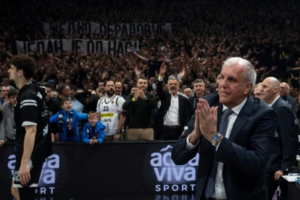 "ŽELJKO OBRADOVIĆ JEDAN JE OD NAS": Trener Partizana dobio neviđene ovacije navijača, posvetili mu i transparent! (VIDEO)