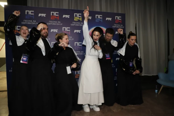 KONSTRAKTA ŠOKIRALA SVE! Evo u kakvom smo je izdanju uhvatili pred nastup na PZE! (GALERIJA)