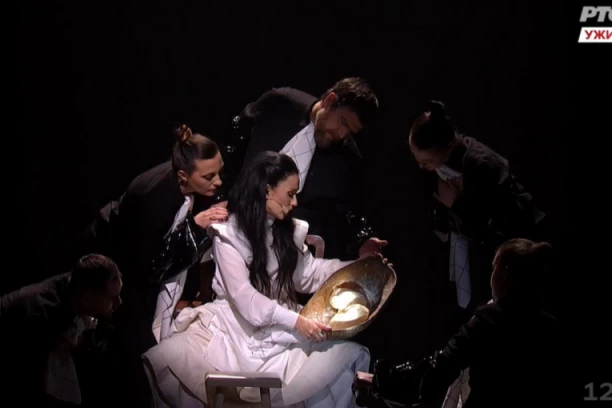 KONSTRAKTA NA BINI MESILA HLEB! Nastup šokirao mnoge, evo kakve kostime je sa igračima sada nosila! (FOTO)