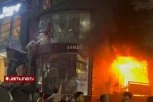 JEZIVE SCENE S LICA MESTA, VATRA GUTA STAMBENU ZGRADU: Vatrena stihija izbila u restoranu u kom je bilo desetine ljudi, nastradale najmanje 43 osobe! (VIDEO)