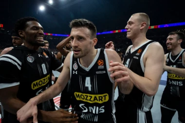 KAKAV POTEZ JUNAKA PARTIZANA! Aleksa pokazao SRCE grobarima, a onda SRPSKIM SIMBOLOM "zapalio" Arenu! (FOTO)