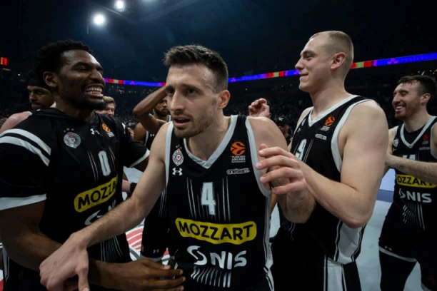 KAKAV POTEZ JUNAKA PARTIZANA! Aleksa pokazao SRCE grobarima, a onda SRPSKIM SIMBOLOM "zapalio" Arenu! (FOTO)