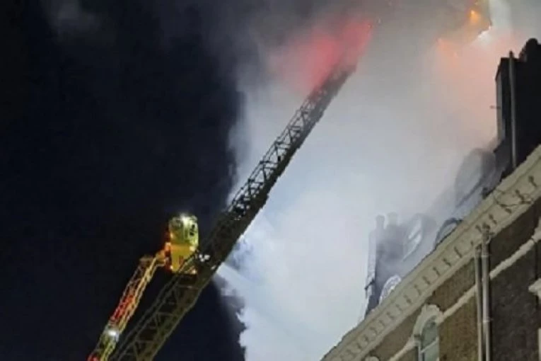 VELIKI POŽAR U LONDONU! Luksuzna stambena zgrada u plamenu, više od 130 stanara bežalo od smrti