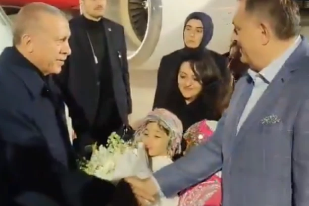 REDŽEPE, TI LI SI? Dodik ushićen nenadanim susretom sa turskim predsednikom na aerodromu (VIDEO)