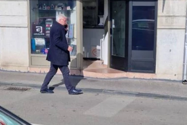 BAHATI NESTOROVIĆ PRELAZI ULICU VAN PEŠAČKOG I PRIČA TELEFONOM! Evo kako se ponaša nosilac liste "Mi-glas iz naroda" dok ide ka Gradskoj Upravi! (FOTO)