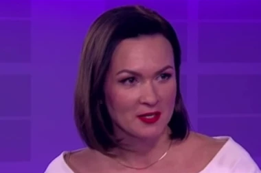 ŠOK SCENA NA RUSKOJ DRŽAVNOJ TELEVIZIJI: Voditeljka u programu uživo dobila poruku od supruga, pa obelodanila da kreće da ispuni zadatak Putina (VIDEO)