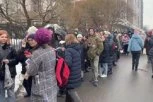 VIŠE OD HILJADU LJUDI U REDOVIMA, KREMLJ UPOZORAVA NA HAPŠENJA! Sve veća tenzija uoči sahrane Alekseja Navaljnog (VIDEO)