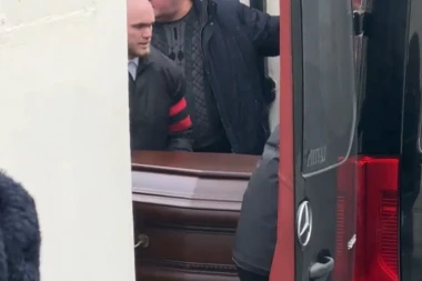 KOVČEG SA TELOM NAVALJNOG STIGAO U CRKVU: Veliki broj Moskovljana na poslednjem oproštaju od ruskog opozicionara (VIDEO)