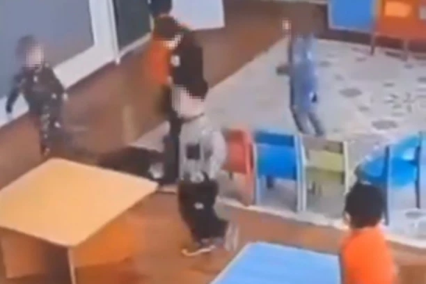 DECA PRETUKLA TROGODIŠNJAKA U VRTIĆU! Kamere sve zabeležile - on hitno prebačen u bolnicu! (VIDEO)