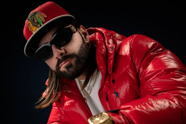 LJUBIO KIJU POSLE SLOBE: Reper novi singl posvetio PREMINULOM OCU, a evo kako je izgledao u DETINJSTVU!