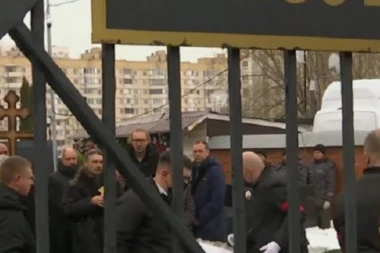 SAHRANJEN ALEKSEJ NAVALJNI: Hiljade Rusa imalo PORUKU ZA PUTINA, snajperisti sve pratili sa krovova, udovica Julija NIJE se pojavila (VIDEO)