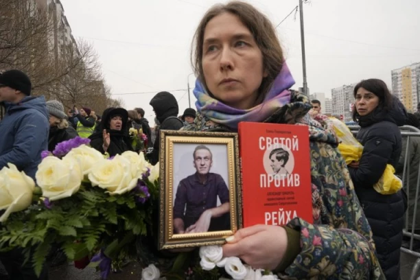 ''I'LL BE BACK'' Najpoznatiji ruski opozicionar Navaljni sahranjen uz čuvenu temu iz 'Terminatora'' - puno poklonika vide u ovome više od simbolike!
