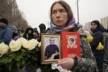 NEPREGLEDNA REKA LJUDI NA OPROŠTAJU SA NAVALJNIM: Okupljeni kliču preminulom opozicionaru i uzvikuju "Putin ubica" (VIDEO)