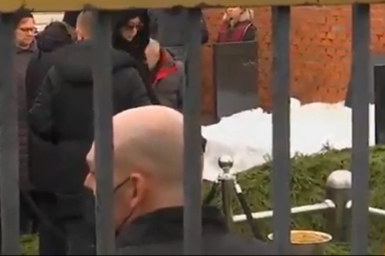 NAKON SINATRE ORKESTAR ZASVIRAO ČUVENU MUZIČKU NUMERU: Navaljni sahranjen uz zvuke svog omiljenog filmskog ostvarenja (VIDEO)