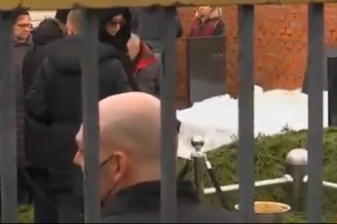 NAKON SINATRE ORKESTAR ZASVIRAO ČUVENU MUZIČKU NUMERU: Navaljni sahranjen uz zvuke svog omiljenog filmskog ostvarenja (VIDEO)