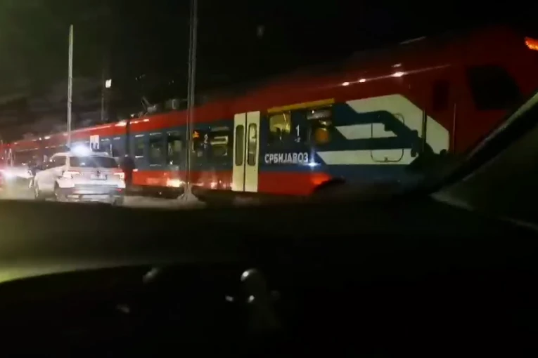 STRAVIČNA NESREĆA U PANČEVU! Automobilom se zakucao u voz! (VIDEO)