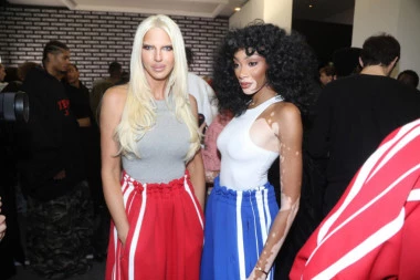 KARLEUŠA ZAPALILA PARIZ! Evo kako se prošetala na nedelji mode! Rame uz rame sa svetskim modelima! (FOTO)