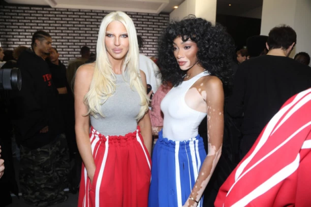 KARLEUŠA ZAPALILA PARIZ! Evo kako se prošetala na nedelji mode! Rame uz rame sa svetskim modelima! (FOTO)