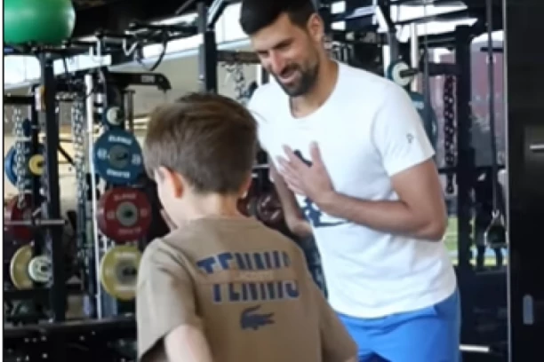 OVAKO SE POSTAJE ŠAMPION! NAJLEPŠI SNIMAK DANA: Novak Đoković VREDNO TRENIRA u društvu sina Stefana! (VIDEO)