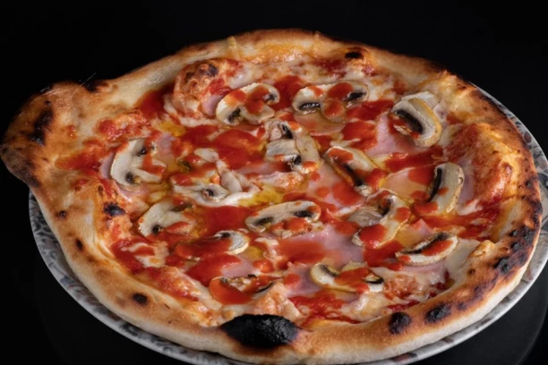 SKANDALOZNO! Parče pice kod Doma omladine sada košta neverovatnih 400 dinara, građani u šoku!